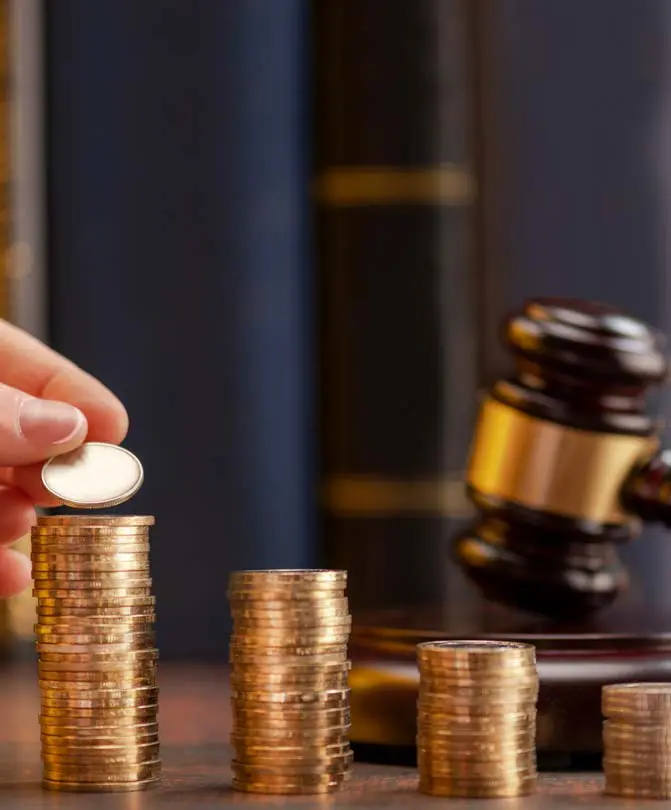 Image-showing-judge's-hammer-and-money