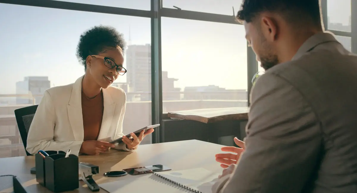 attorney-meeting-with-client-in-office