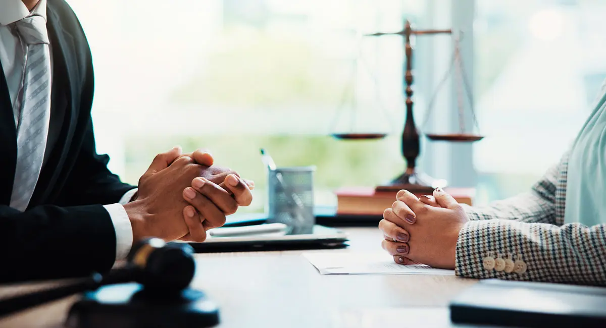 client-discussing-case-with-lawyer