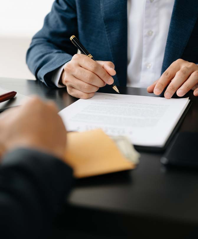Lawyers-talking-about-contract-legal-issues Lawyers-talking-about-contract-legal-issues