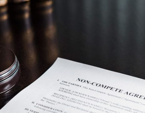 Lawyer-discussing-agreement-with-employee