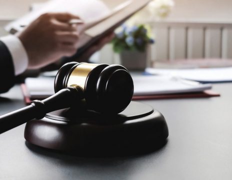 Lawyer-providing-legal-advice-on-constructive-discharge